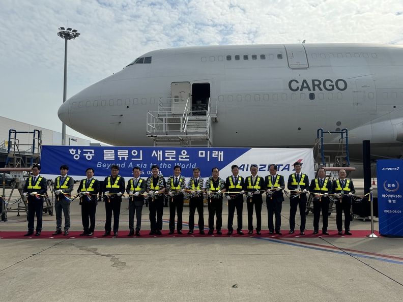 2025년 8월 1일 인천공항 화물터미널에서 열린 ‘에어제타 출범 첫 항공편 운항 기념행사’에서 인천국제공항공사 김창규 운영본부장(왼쪽에서 4번째), 소시어스 이병국 대표(왼쪽에서 5번째), 에어제타 김관식 대표(왼쪽에서 10번째) 및 관계자들이 기념촬영을 하고 있다. / 인천공항공사 
