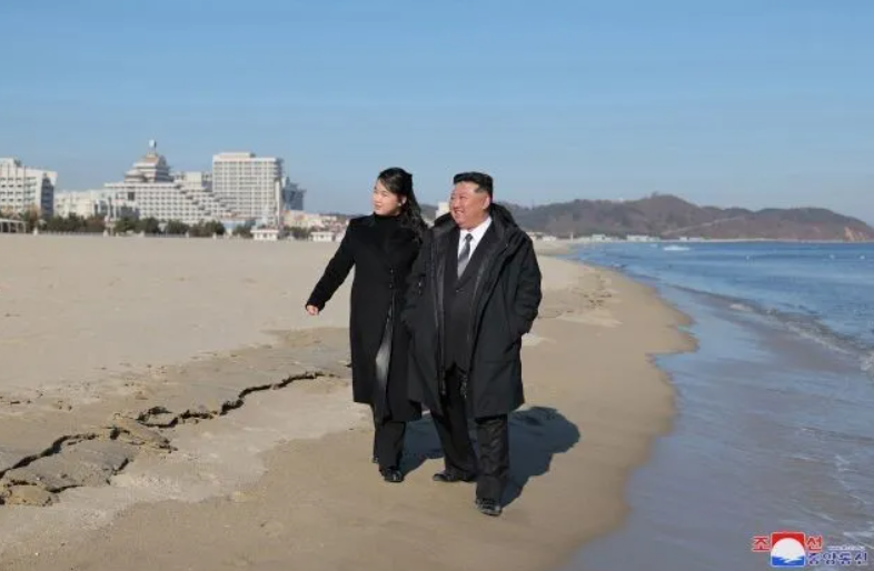 김정은 조선노동당 총비서 겸 국무위원장이 원산시 갈마해안관광지구의 준공한 여러 호텔과 봉사망을 돌아보고 “금강산관광지구와 갈마해안관광지구를 연결하는 관광문화지구를 잘 꾸리라”고 밝혔다고 노동신문이 보도했다. 김정은 총비서의 갈마해안관광지구 방문엔 딸 김주애양도 동행했다. / 조선중앙통신