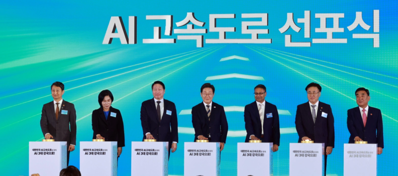 이재명 대통령(왼쪽 네 번째)이 6월 20일 울산전시컨벤션센터에서 열린 울산 인공지능(AI) 데이터 센터 출범식에서 참석자들과 함께 기념식을 하고 있다. / 대통령실