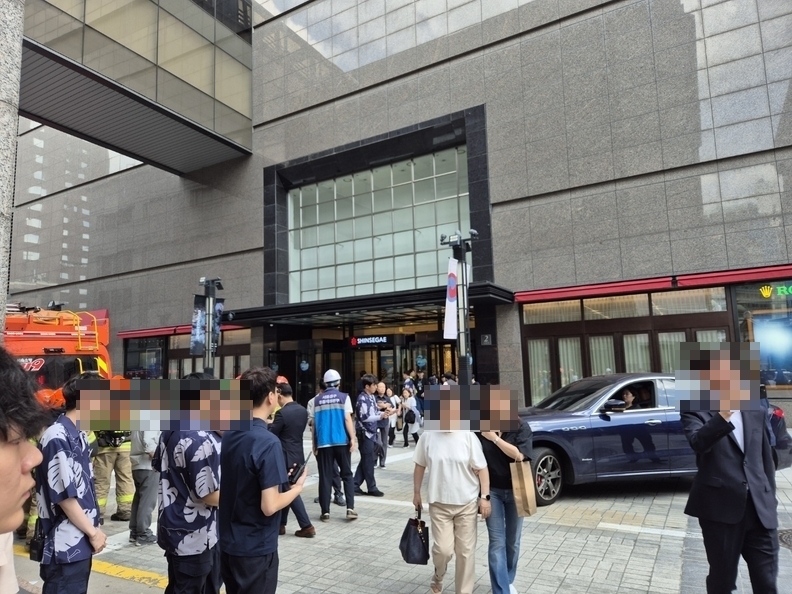 8월 5일 서울 중구 신세계백화점 본점에 폭발물 설치를 알리는 글이 인터넷 커뮤니티에 올라와, 영업 중인 백화점 내부 이용객과 직원 등 수백명이 긴급 대피하는 소동이 벌어졌다. / 인스타그램 