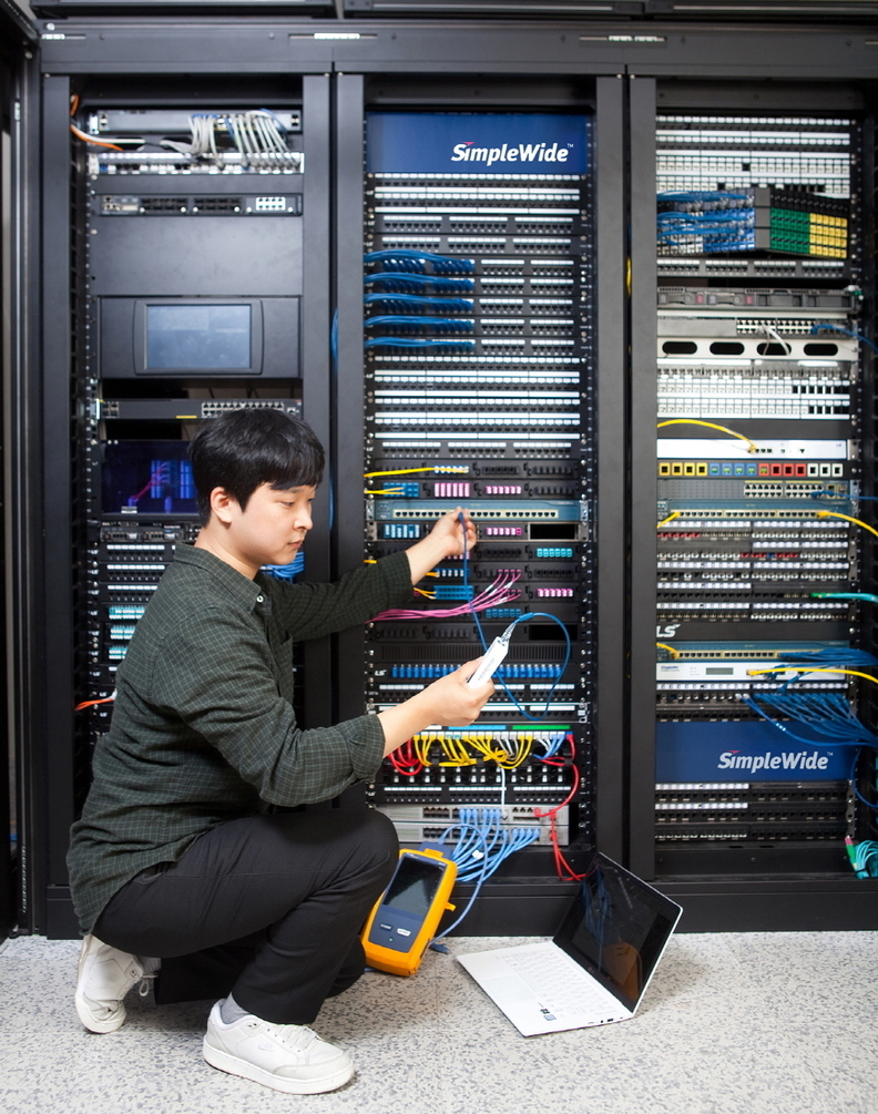 LS전선 직원이 데이터센터에서 랜케이블을 점검하고 있다. / LS그룹