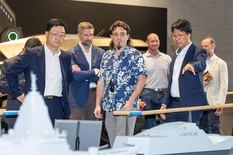 8월 6일 HD현대 글로벌R&D센터를 방문한 팔머 럭키(Palmer Luckey) 안두릴 공동설립자가 HD현대가 개발 중인 무인수상정에 대한 설명을 듣고 있다. (앞줄 왼쪽부터) 주원호 HD현대중공업 특수선사업대표, 팔머 럭키 안두릴 / HD현대