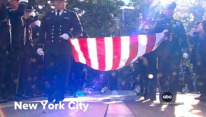 9/11 테러 23주년을 맞아 이뤄진 기념식. 맨해튼 도심에 모인 희생자의 가족과 친척들은 2001년 테러 공격으로 사망한 사람들의 이름을 읽었다. / abc뉴스 