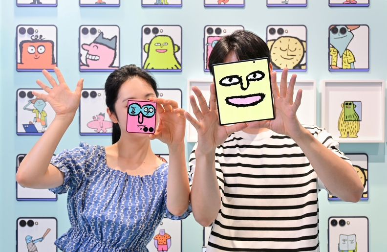 서울 코엑스 'The Galaxy UNFOLDERS' 체험존 방문객들이 '갤럭시 Z 폴드7'의 대화면과 ‘갤럭시 Z 플립7’의 커버 디스플레이를 활용해 '뉴페이스 셀피'를 촬영하는 모습 / 삼성전자