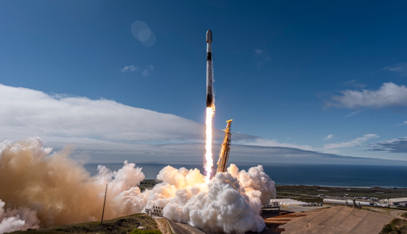 스페이스X 팰컨 9 로켓이 스페이스 론치 컴플렉스 4 이스트(SLC-4E)에서 이륙해 스타링크 11-7 임무를 시작했다. 27개의 스타링크 V2 미니 위성이 탑재되어 있다. / 스페이스X 