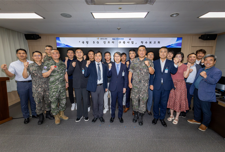 KT가 국방부와 ‘국방 5G 인프라 구축 사업’의 착수보고회를 열고, 총 207억원 규모의 첨단 국방 통신 인프라 구축에 본격 돌입한다. KT Enterprise부문 이행1본부장 이진권 상무(앞줄 왼쪽부터 6번째)와 국방부, 한국지능정보사회진흥원(NIA) 주요 관계자가 ‘국방 5G 인프라 구축’ 사업 착수보고회에서 단체 기념사진을 촬영하는 모습 / KT 