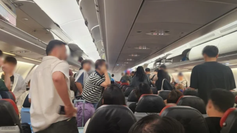 인천공항 도착 예정이던 말레이시아발 에어아시아 X D7 506편이 2025년 8월 13일 저녁, 예고 없는 김포공항 착륙으로 승객들의 혼란과 불편이 이어졌다. / 독자제공