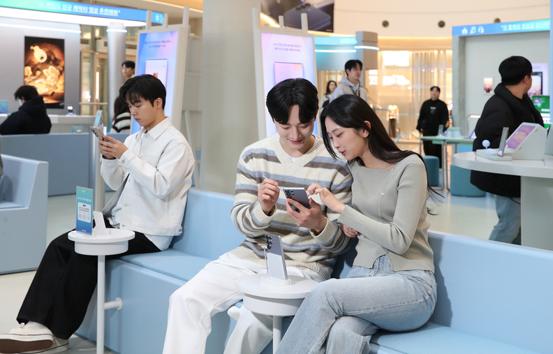 갤럭시 스튜디오에서 갤럭시 S25 시리즈를 체험하는 방문객 / 삼성전자 