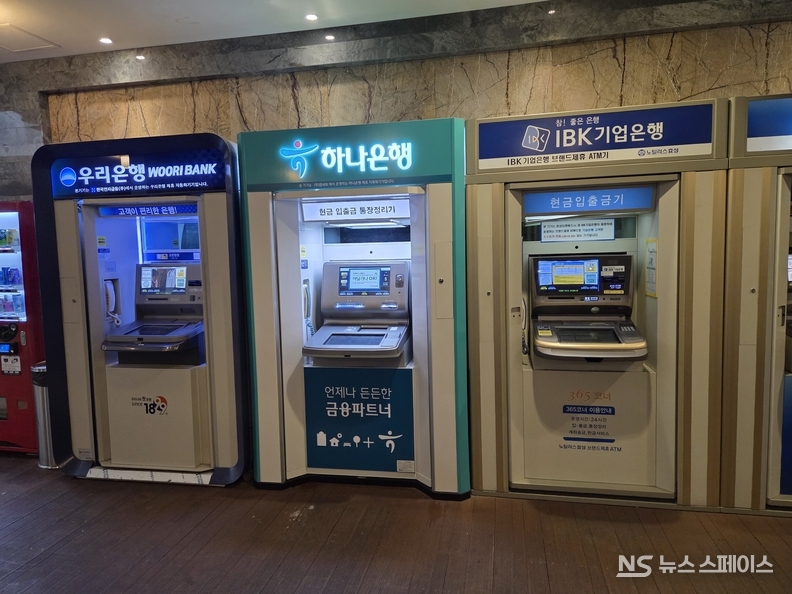 올해 상반기 4대 금융지주(KB금융, 우리금융, 하나금융, 신한금융) 직원 평균 급여는 사상 처음으로 1억원을 돌파했다. / 뉴스스페이스DB 