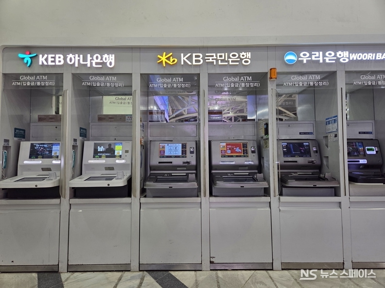 KB국민은행, 신한은행, 하나은행, 우리은행 등 4개 시중은행 직원들의 1인당 평균 급여가 역대 최고 수준을 기록했다. / 뉴스스페이스DB 
