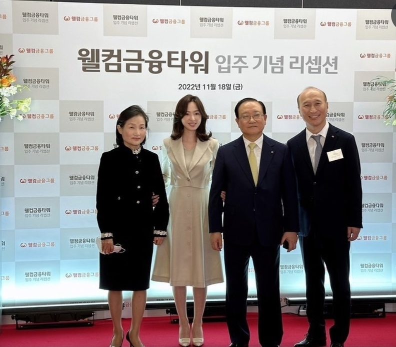 웰컴저축은행 프로당구단 소속이었던 차유람 선수(왼쪽 두번째)와 손종주 웰컴금융그룹 회장(왼쪽 세번째)과 주요 경영진 / 인스타그램 
