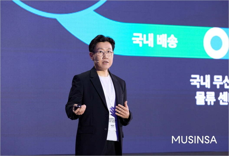 2025년 6월 10일 동대문디자인플라자(DDP)에서 열린 '글로벌 파트너스 데이' 미디어 간담회에서 발표하고 있는 박준모 무신사 대표 / 무신사