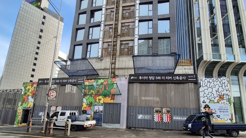 강남구 청담동 공사장 가설울타리에 설치된 예술작품 / 강남구