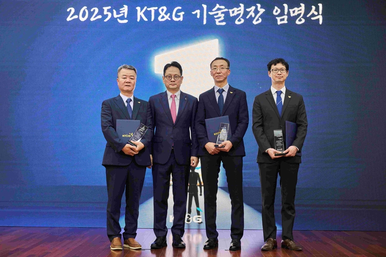 KT&G(사장 방경만)가 올해 ‘명장제도’를 처음으로 도입하고 3명의 명장을 임명했다. 사진은 2025년 KT&G 제조설비 부문 명장 임명식 현장사진 이미지. (왼쪽부터) 신동국, 방경만 KT&G 사장, 강태훈, 조영일 / KT&G