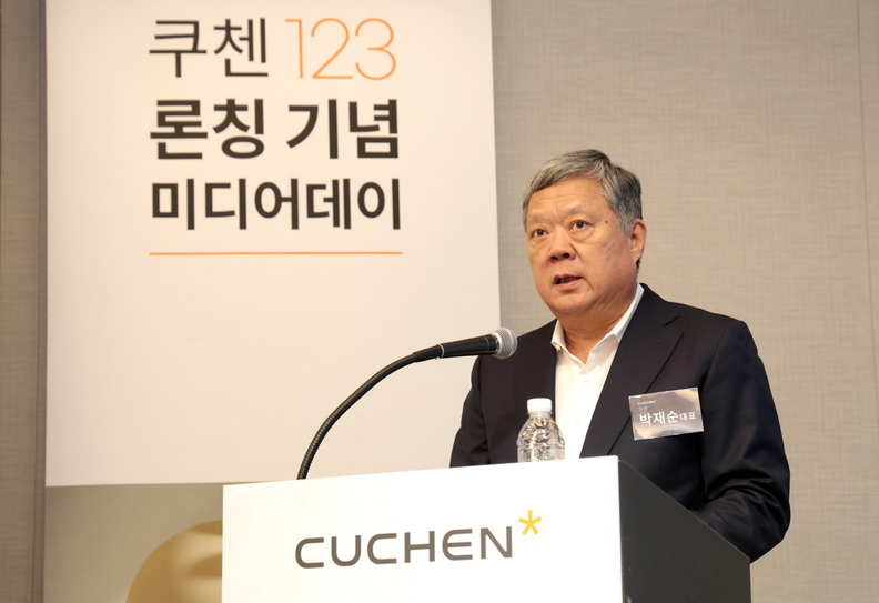 박재순 쿠첸 대표가 8월 21일 서울 강남구 그랜드인터컨티넨탈호텔에서 열린 '123 밥솥' 신제품 설명회에서 제품을 설명하고 있다. / 쿠첸 