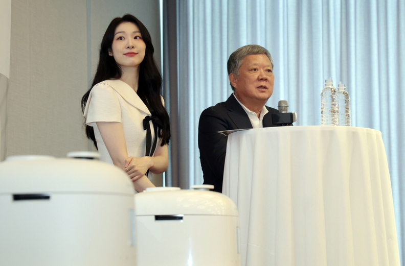 쿠첸 모델 김연아 선수와 쿠첸 박재순 대표이사 / 쿠첸