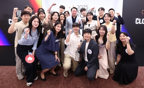 이천포럼 2025 참석한 SK그룹 구성원들과 최태원 회장이 8월 20일 SK서린사옥에서 열린 '이천포럼 2025'에 참여한 구성원들과 기념사진을 촬영하고 있다. / SK그룹