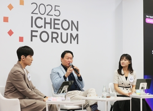 이천포럼 2025 참석한 최태원 SK그룹 회장이 8월 20일 SK서린사옥에서 열린 '이천포럼 2025' 폐막 세션에서 구성원들과 질의응답 시간을 갖고 있다. / SK그룹<em> </em>