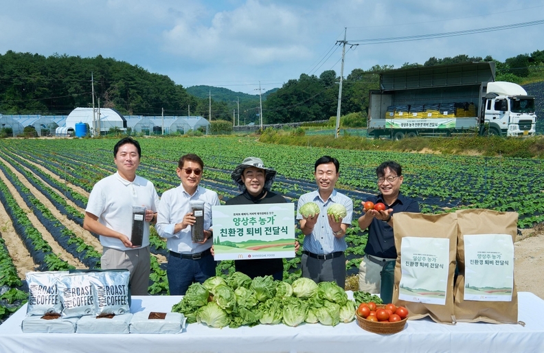 한국맥도날드는 8월 21일 신세계푸드와 함께 친환경 유기성 비료를 강원도 횡성 소재의 양상추 농가에 전달했다. (왼쪽부터) 맥도날드 SCM 하만기 이사, 김한일 전무, 이청우 농가 대표, 신세계푸드 R&D 공병천 전무, B2B 임형섭 상무 / 맥도날드