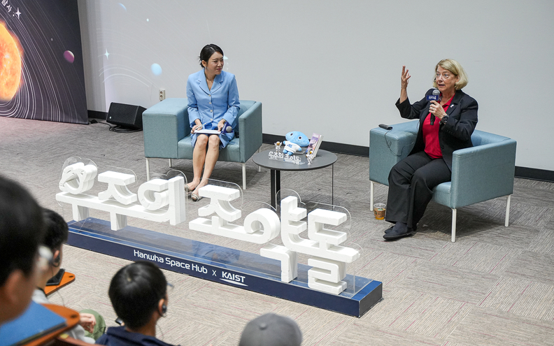 파멜라 멜로이 前 NASA 부국장이 한화 '우주의 조약돌'서 특별강연을 했다. / 한화