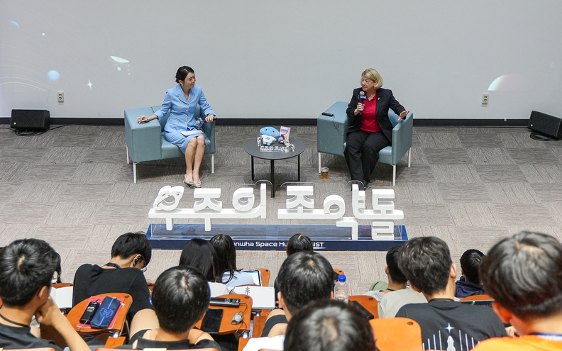 파멜라 멜로이 前 NASA 부국장이 한화 '우주의 조약돌'서 특별강연을 했다. / 한화