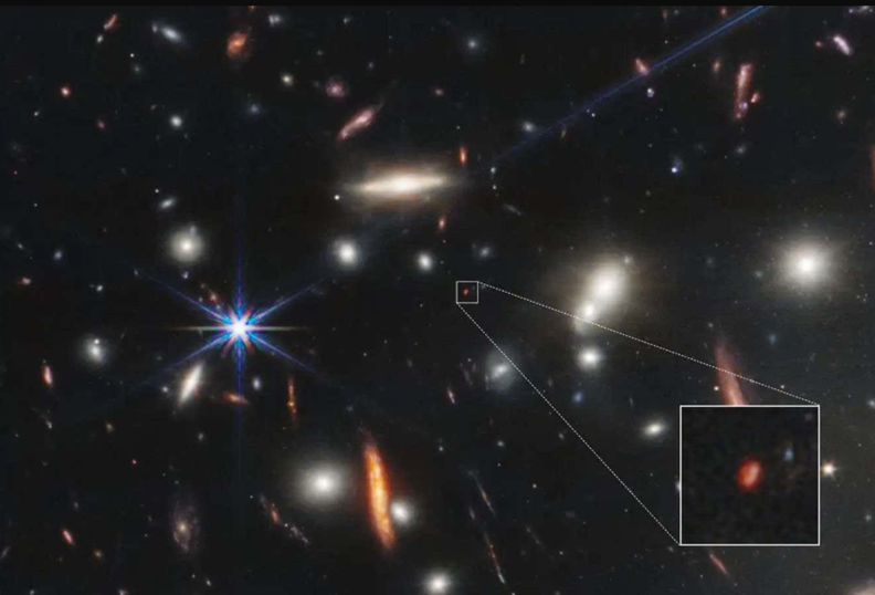 사진 속 빨간 얼룩모양의 점은 독특한 성질을 가진 은하이다. / NASA, ESA, CSA, STScI