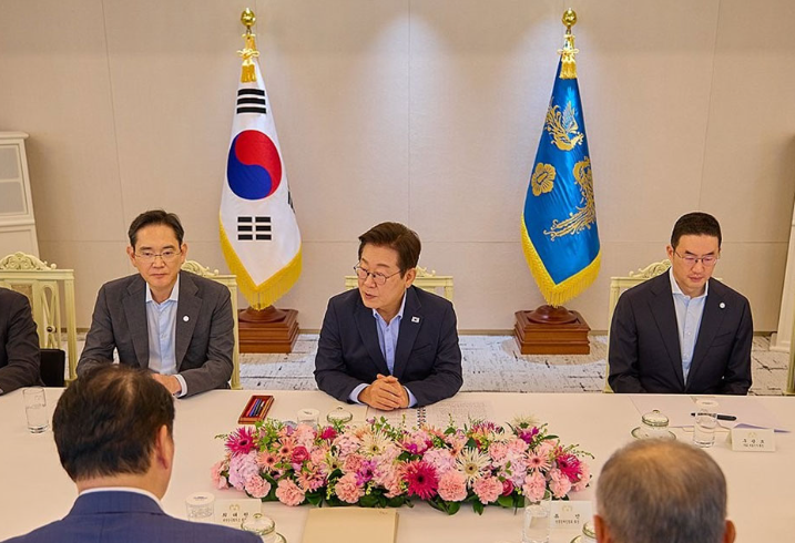 이재명 대통령(가운데)과 이재용 삼성전자 회장(왼쪽), 구광모 LG그룹 회장(오른쪽) / 대통령실