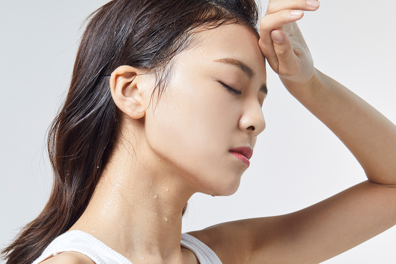 땀으로 체중이 줄어드는 것은 체내 수분이 빠져나간 결과일 뿐, 지방이 줄어든 것은 아니다. / 클립아트코리아