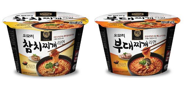 GS25는 유어스오모리김치찌개라면의 시즌2 상품으로 유어스오모리참치찌개라면(용기면)과 유어스오모리부대찌개라면(용기면)을 선보였다. / GS리테일