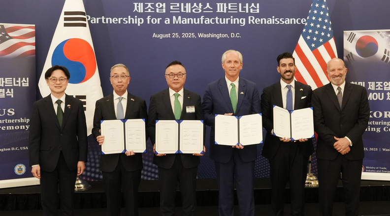 8월 25일(현지시각) 미국 워싱턴 D.C.에서 ‘한미 비즈니스 라운드 테이블’ 직후 진행된 SMR 사업협력을 위한 양해각서(MOU) 체결식에서 참석자들이 기념촬영을 하고 있다. (왼쪽부터) 김정관 산업통상자원부 장관, 박지원 두산에너빌리티 회장, 황주호 한수원 사장, 클레이 셀(Clay Sell) 엑스-에너지 CEO, 섀넌 켈로그(Shannon Kellogg) AWS 부사장, 하워드 러트닉(Howard Lutnick) 미국 상무부 장관 / 두산그룹