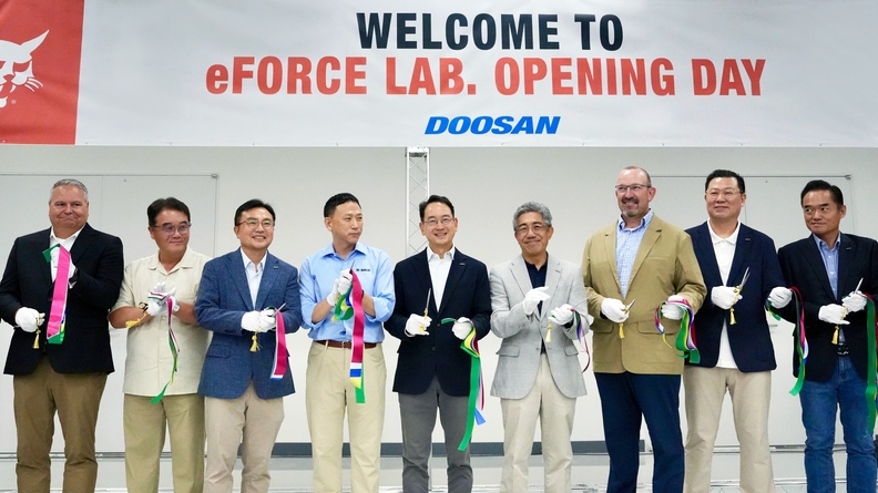 두산밥캣 배터리팩 R&D센터 오픈식에서 리본컷팅 모습 / 두산밥캣