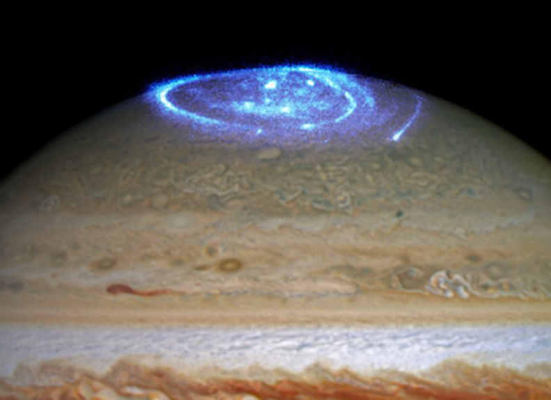 오로라가 목성 상공에서 밝은 파란색으로 빛나고 있다. / NASA, ESA