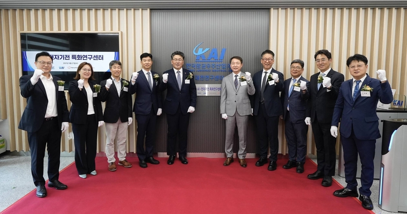(왼쪽부터) 네이버클라우드 김성배 이사, 펀진 김득화 총괄대표, 한양대학교 김선우 교수, 한화시스템 박혁 전무, 한화시스템 곽종우 부사장, KAI 차재병 대표이사, KAIST 조병관 연구처장, KAI 최종원 상무, 펀진 김정훈 사장, KAIST 이정률 학과장 / KAI