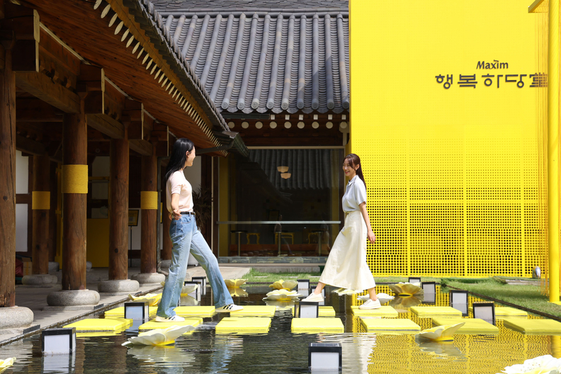 동서식품이 한 달간 경북 경주에서 맥심(Maxim) 브랜드 체험공간 ‘맥심가옥’을 운영한다. / 동서식품