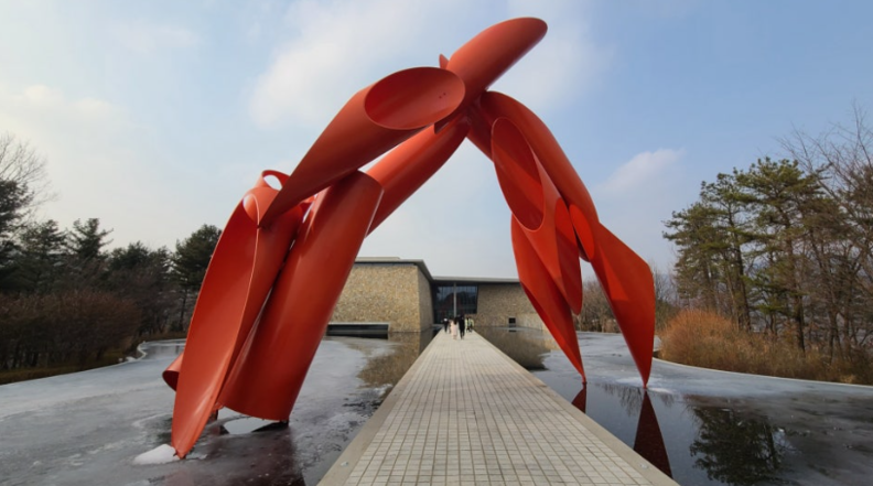 안도 타다오가 설계한 강원도 원주에 위치한 뮤지엄 산(Museum SAN). 8년간 지은 건물 자체가 하나의 거대한 작품으로, 산에 위치한 특성을 살려 드넓은 야외 부지도 전시 공간으로 설계했다. / 인스타그램 