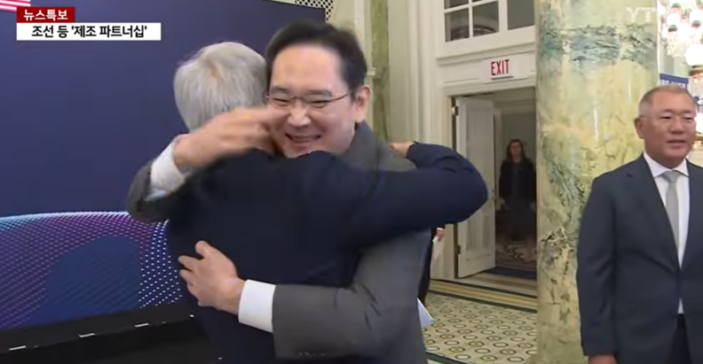 이재용 삼성전자 회장이 2025년 8월 25일 미국 워싱턴DC 윌라드 호텔에서 열린 한미 비즈니스 라운드 테이블 리셉션에 참석해 젠슨 황 엔비디아 최고경영자(CEO)와 포옹하고 있다. / YTN방송 캡처