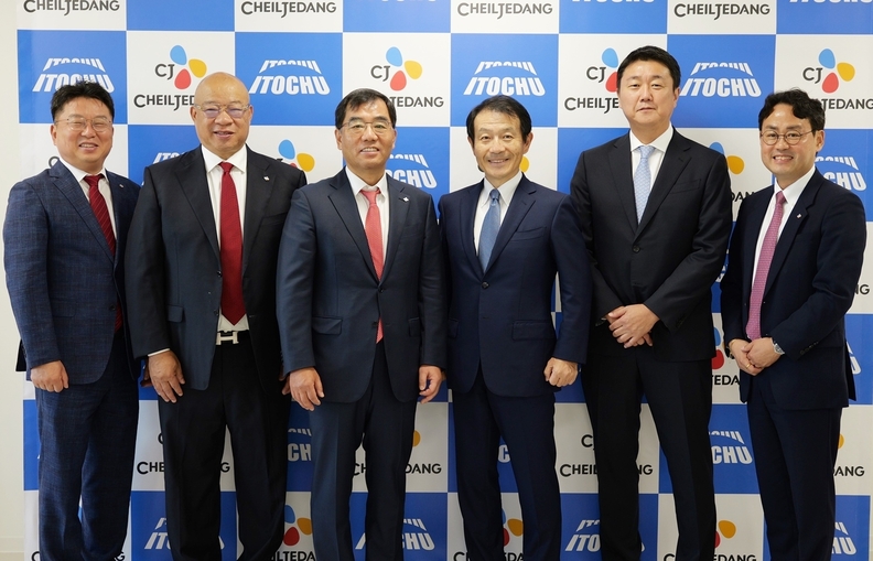 (왼쪽부터) 오재석 CJ제일제당 식품부문 COO, 그레고리 옙(Gregory Yep) CJ제일제당 식품사업부문대표, 강신호 CJ제일제당 부회장, 슈이치 미야모토 이토추상사 식품사업부문대표(President, Food Company, ITOCHU Corporation), 카미가이치 요시히로 이토추상사 경영기획부장, 김병규 CJ FOODS JAPAN 대표 / CJ제일제당