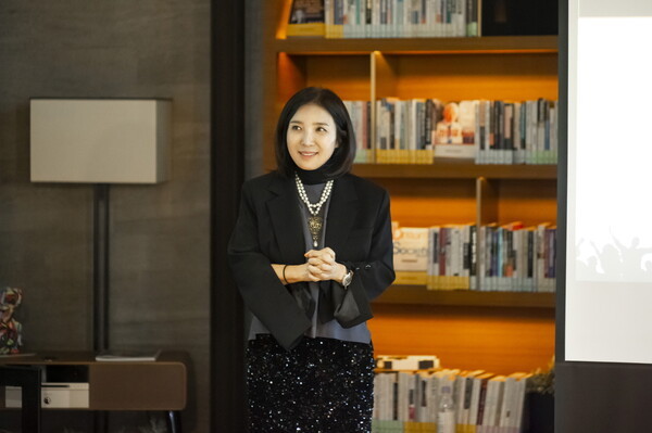 준오그룹의 역사와 비전을 설명 중인 준오헤어 강윤선 대표 / 준오헤어