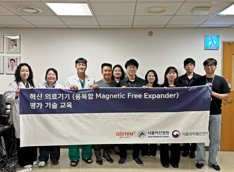 오스템임플란트는 8월 27일, 서울아산병원에서 유방재건술이 필요한 유방암 환자들을 위해 개발한 ‘융복합 자성 프리 조직 확장기’ 평가 기술 교육을 진행했다. 이날 발표자인 장일석 성형재료개발실장(사진 오른쪽에서 다섯번째) 등 오스템임플란트 임직원들과 한현호 교수(사진 왼쪽에서 네번째)를 비롯한 서울아산병원 성형외과 의료진들이 기념 촬영을 하고 있다. / 오스템임플란트 