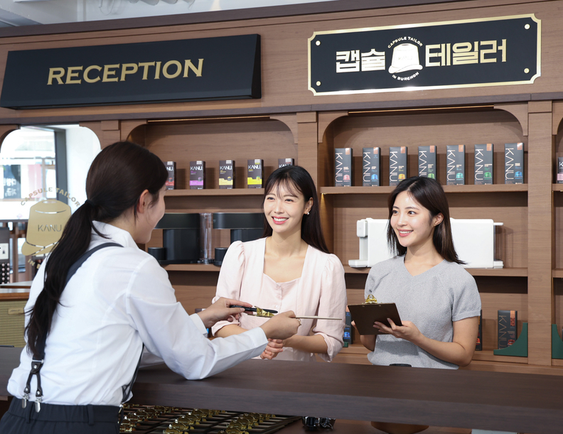 동서식품이 9월 4일부터 11월 2일까지 서울 종로구 북촌에서 플래그십 스토어 ‘카누 캡슐 테일러 in 북촌’을 운영한다. 모델이 리셉션에서 ‘캡슐 테일러링 노트’를 작성하고 있다. / 동서식품