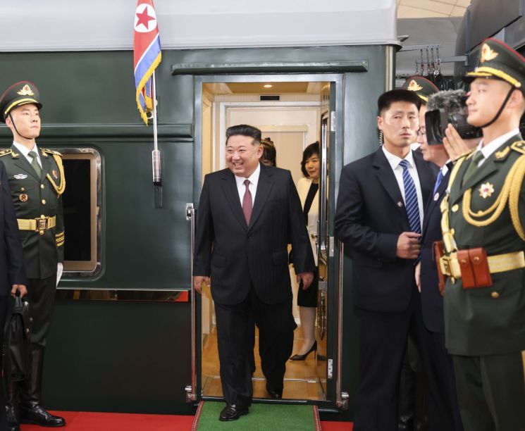 김정은 북한 국무위원장이 중국 전승절 80주년 기념행사에 참석하기 위해 9월 2일 오후(현지시간) 베이징에 도착했다. / 신화통신, 연합