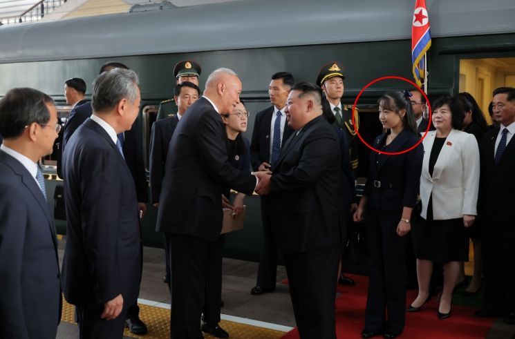 김정은 북한 국무위원장이 9월 2일 오후 4시 중국 수도 베이징에 도착했다. 김 위원장의 딸 주애(붉은 원), 조용원·김덕훈 당 비서, 최선희 외무상 등이 동행했다. / 조선중앙통신, 연합