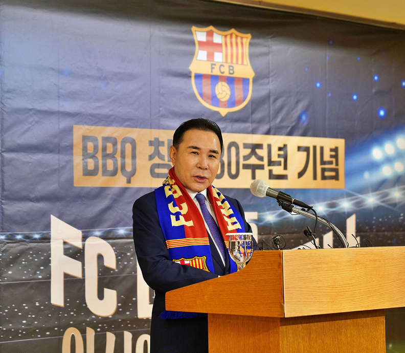 제너시스BBQ 그룹 윤홍근 회장이 창사 30주년을 기념해 ‘2025 FC바르셀로나 아시아투어 서울 매치’티켓 3만장을 고객에게 쏘겠다는 내용의 기자간담회를 2025년 6월 10일 개최했다. / 제너시스BBQ