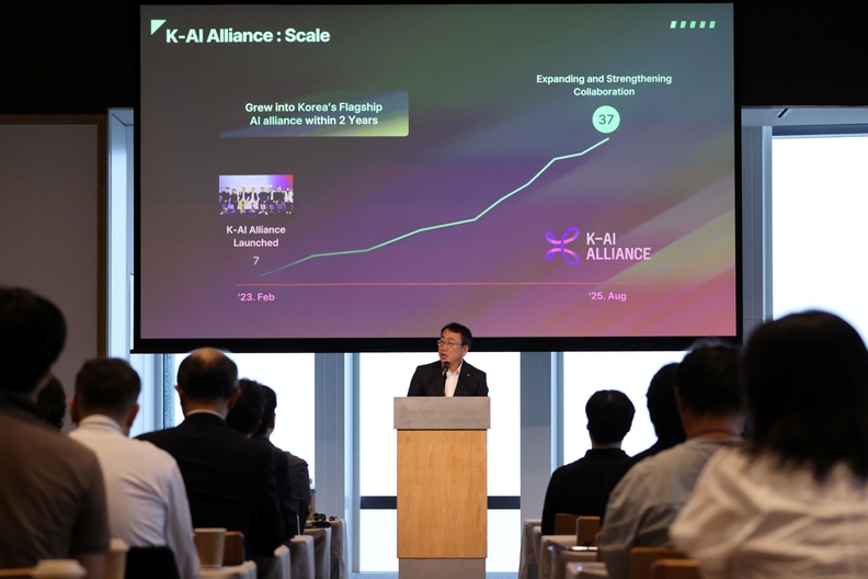 SK텔레콤은 9월 5일 일본 도쿄에서 ‘K-AI 얼라이언스 글로벌 밋업(K-AI Alliance Global Meetup in Tokyo)’을 개최, 일본 산업계에 한국 AI 기술과 서비스를 알리는 자리를 가졌다고 7일 밝혔다. 유영상 SK텔레콤 CEO가 ‘K-AI 얼라이언스 글로벌 밋업’ 행사의 개회사를 하고 있다. / SK텔레콤 