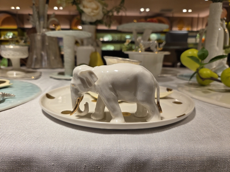 하얀 코끼리(white elephant)는 겉만 화려하고 활용 가치는 적은 애물단지를 말한다. 백화점 명품관에 전시된 코끼리 조각상 / 뉴스스페이스DB