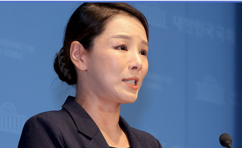 조국혁신당 강미정 대변인이 9월 4일 서울 여의도 국회 소통관에서 당내 성비위 의혹과 관련한 탈당 기자회견을 하고 있다. / 연합