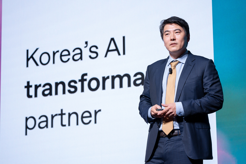 2025년 9월 10일 서울 광진구 파이팩토리 스튜디오에서 열린 오픈AI 한국 지사 설립 후 첫 기자간담회에서 제이슨 권 오픈AI 최고전략책임자(CSO)가 발표하고 있다. / 오픈AI
