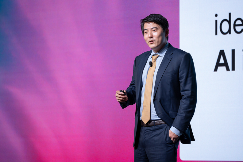 2025년 9월 10일 서울 광진구 파이팩토리 스튜디오에서 열린 오픈AI 한국 지사 설립 후 첫 기자간담회에서 제이슨 권 오픈AI 최고전략책임자(CSO)가 발표하고 있다. / 오픈AI