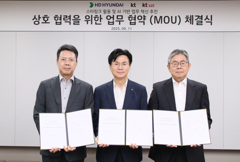 HD현대는 9월 11일 KT, KT SAT와 스타링크 활용 및 AI 기반 업무 혁신 추진을 위한 MOU를 체결했다. (사진 왼쪽부터) 노형래 KT 전략고객본부 부산경남법인 본부장, 이태진 HD한국조선해양 DT혁신실장, 박현배 KT SAT 사업총괄 전무 / HD현대