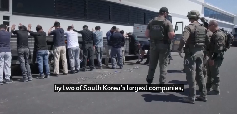 이민세관단속국(ICE) 영상에 나온 수갑과 사슬에 묶인 한국인들의 모습이 한국 내 여론에 부정적 파장을 일으키고 있다고 WSJ은 보도했다. / EPA, Shutterstock